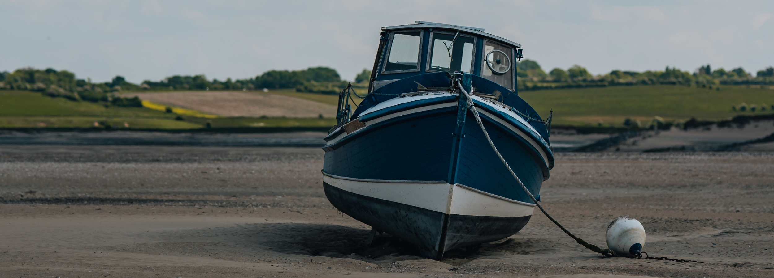 Fischerboot bei Ebbe in der Normandie