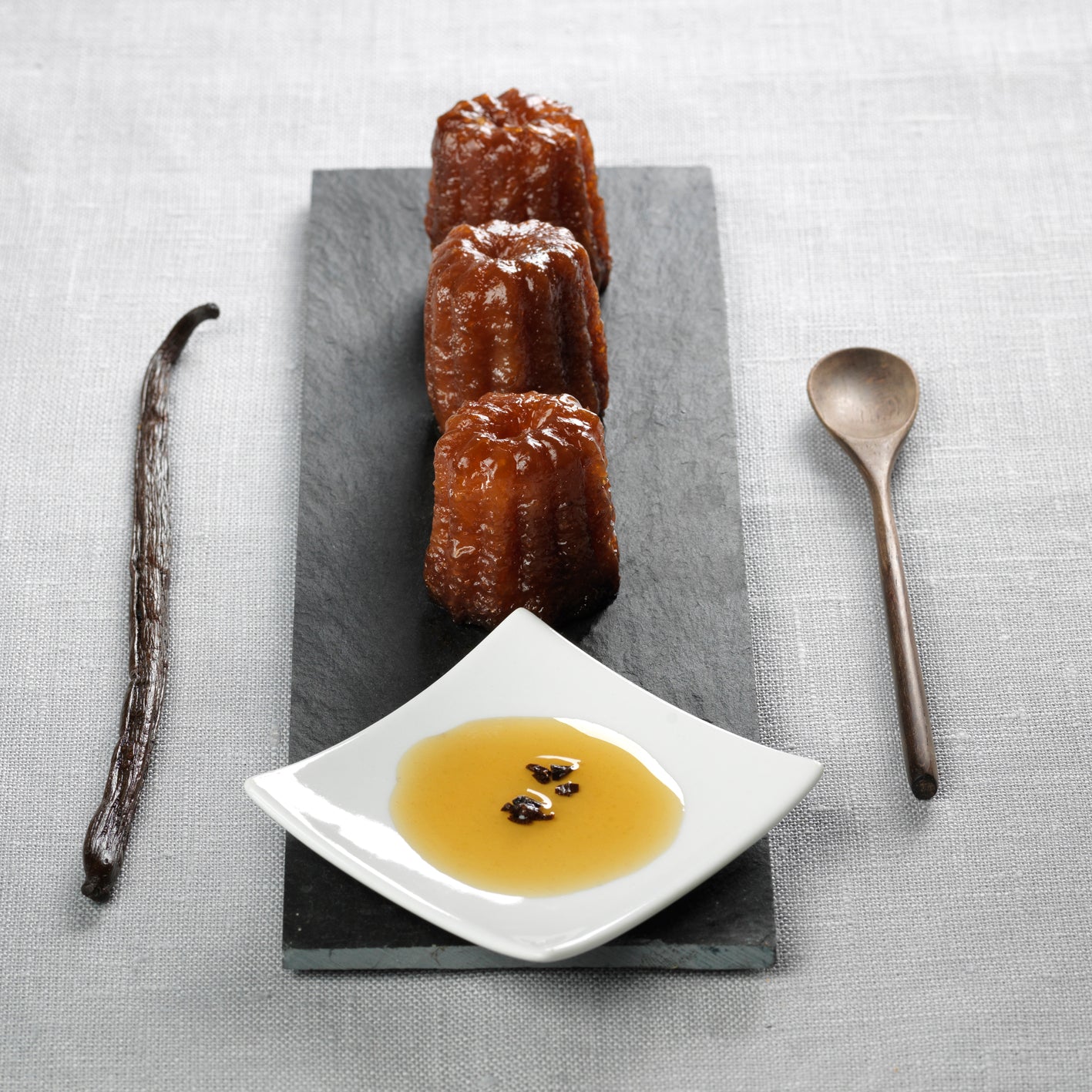 Mini Canelés aus Bordeaux in Rumsirup