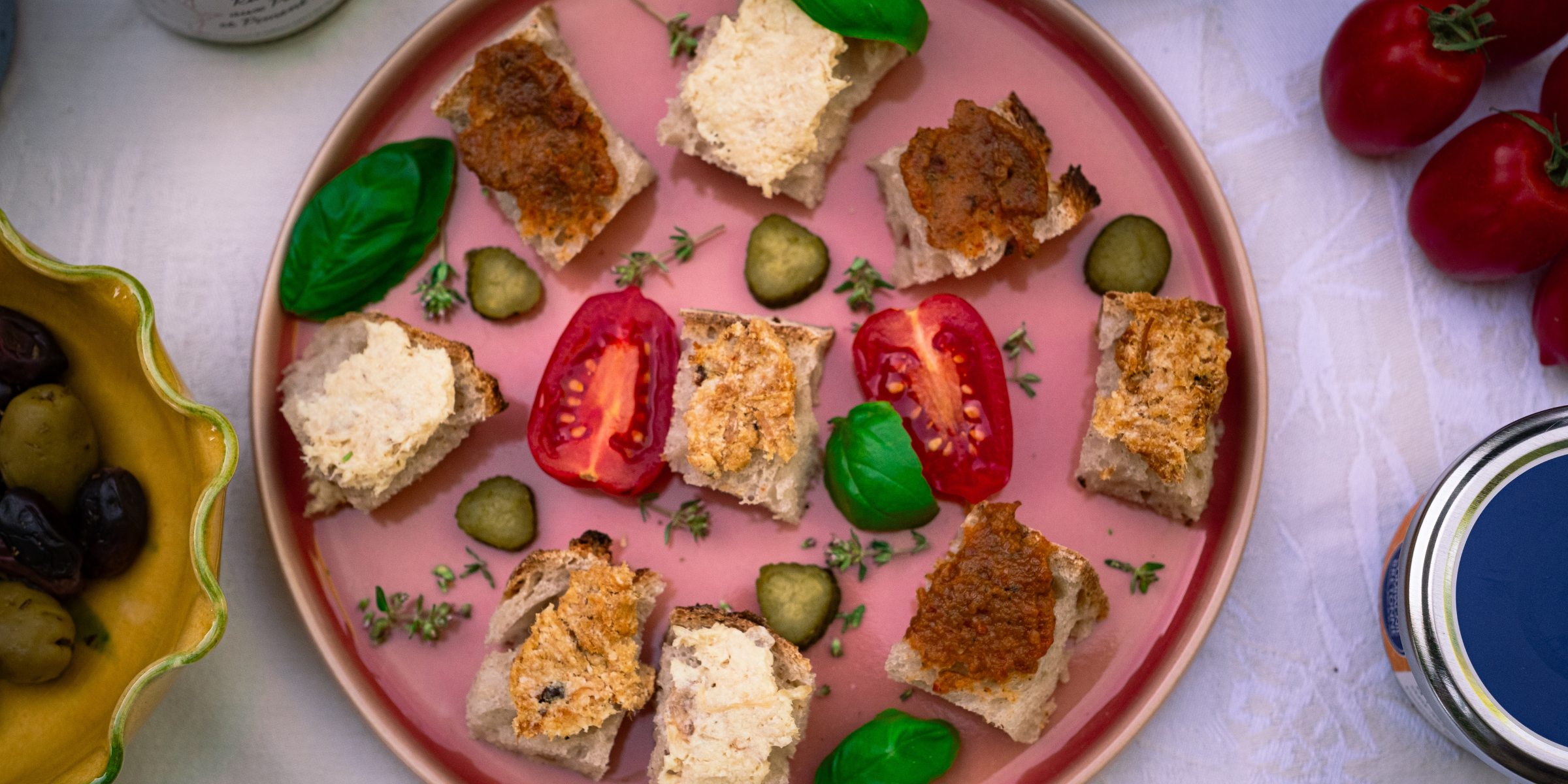 Aperitif Häppchen mit verschiedenen herzhaften Aufstrichen