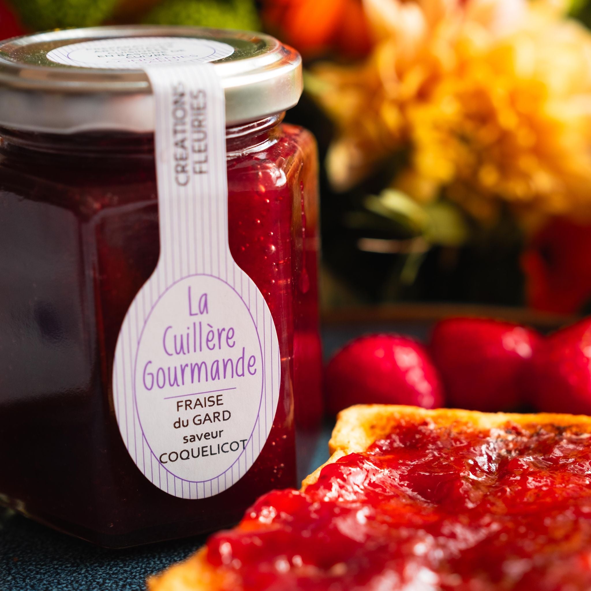 Erdbeer Konfitüre mit Mohnblumengeschmack von La Cuillère Gourmande auf Brioche