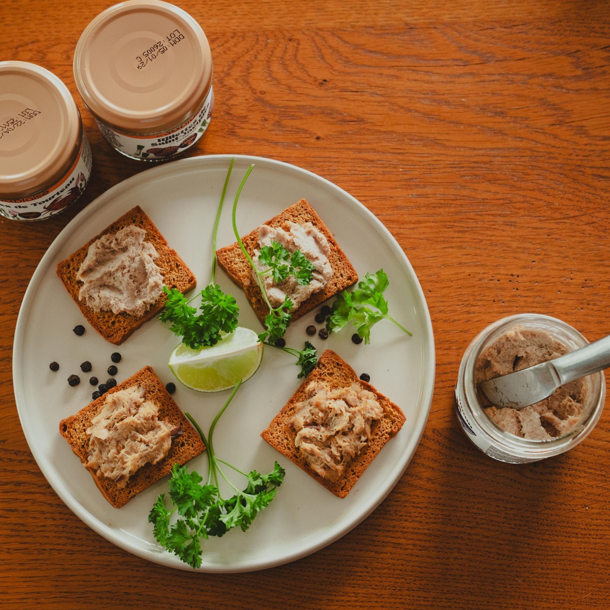 Verschiedene Fischrillettes zu Brot