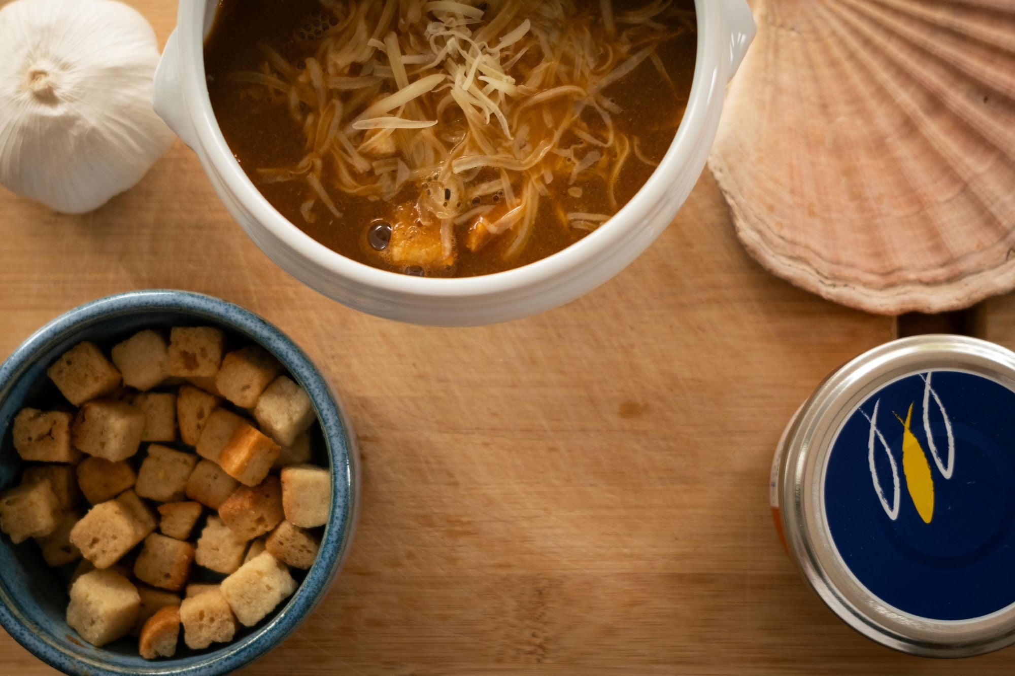 Fischsuppe mit geriebenem Käse, Croutons und Rouille Sauce