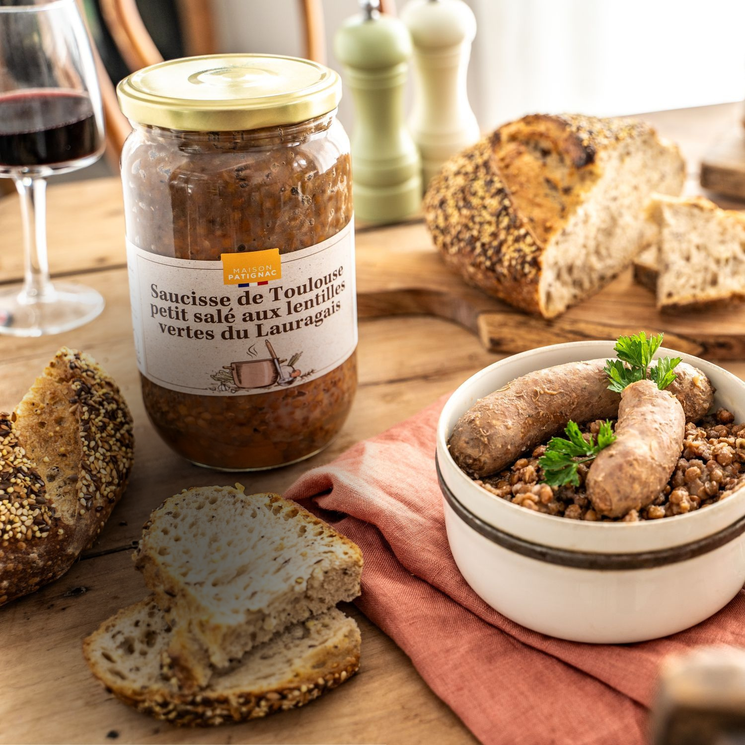 Französische Landküche mit Saucisse de Toulouse