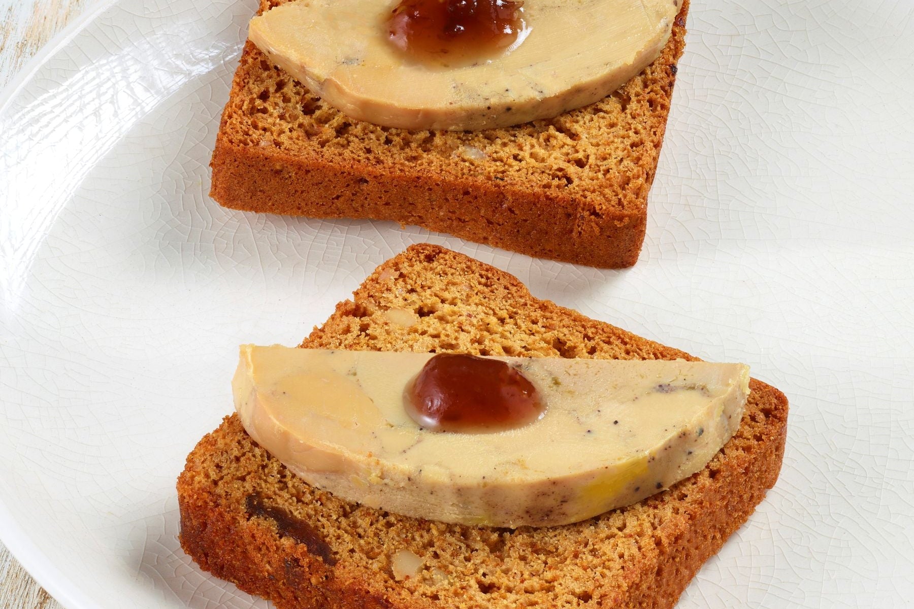 Foie Gras serviert mit Pain d'épices und Feigenchutney