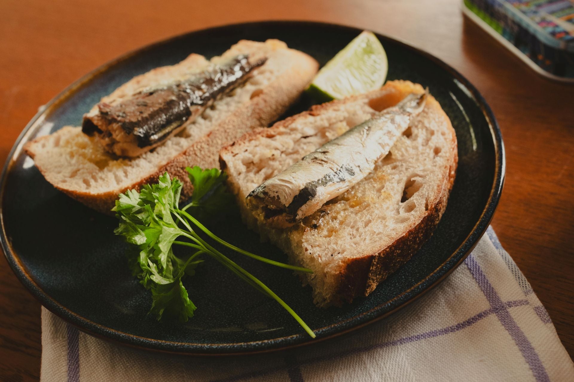 Sardinen aus der Bretagne auf Brot genießen