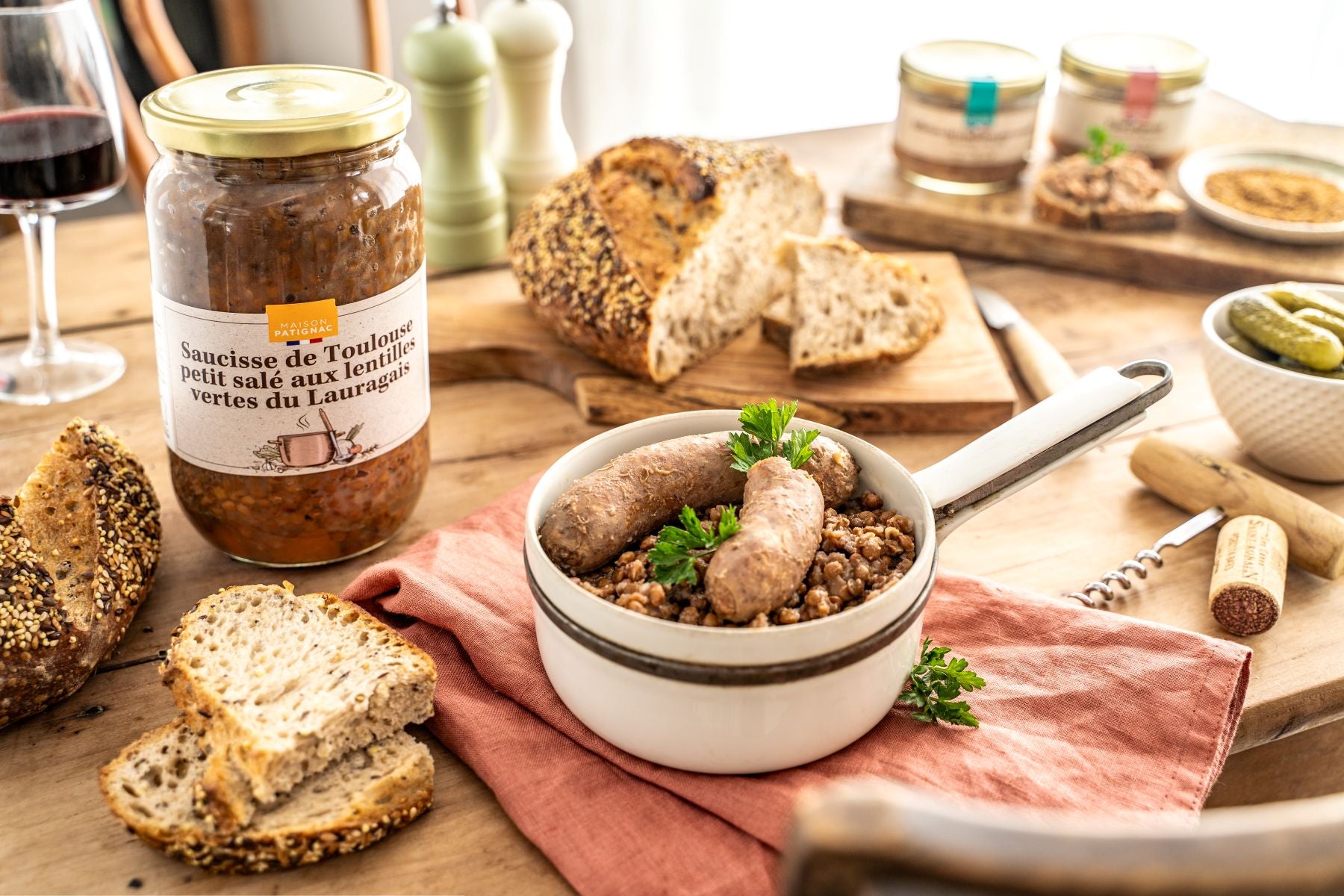 Saucisses de Toulouse serviert im Top mit Bauernbrot