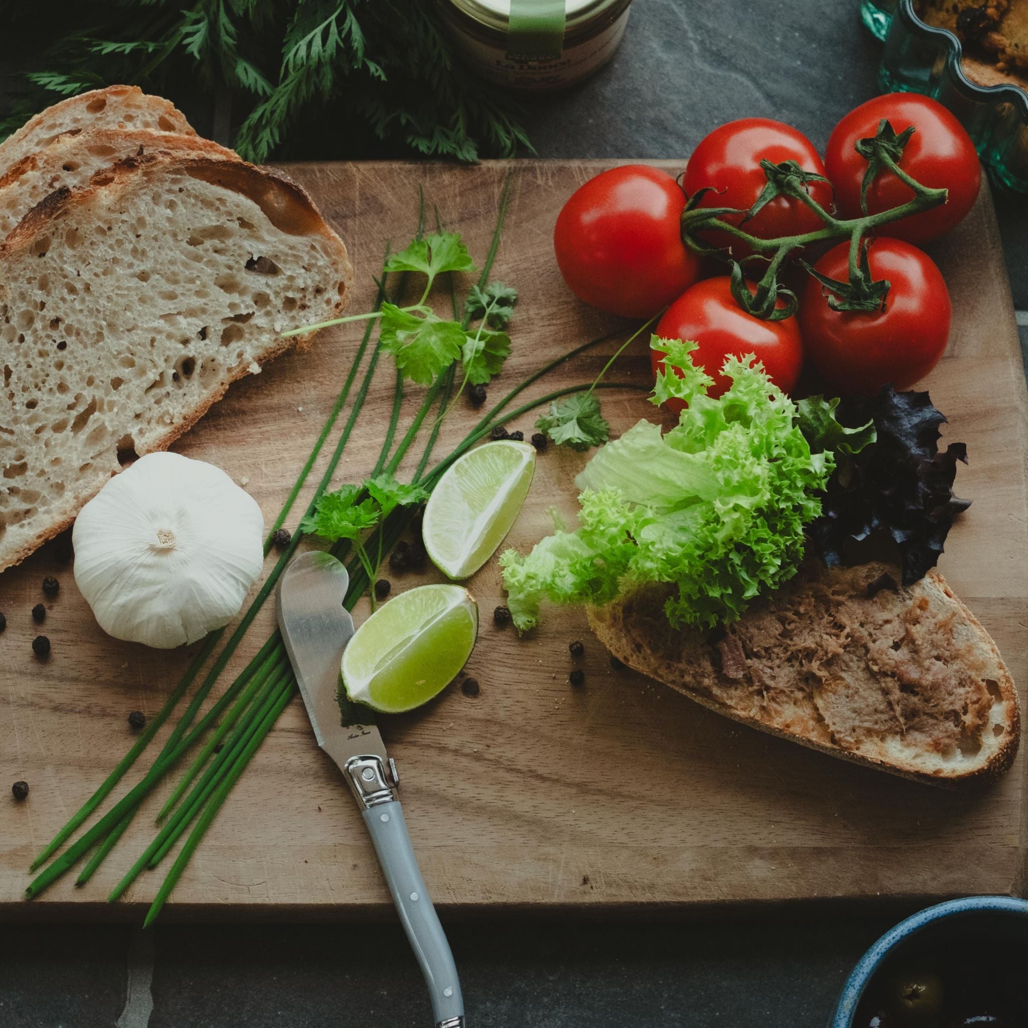 Rillettes mit Brot und Tomaten