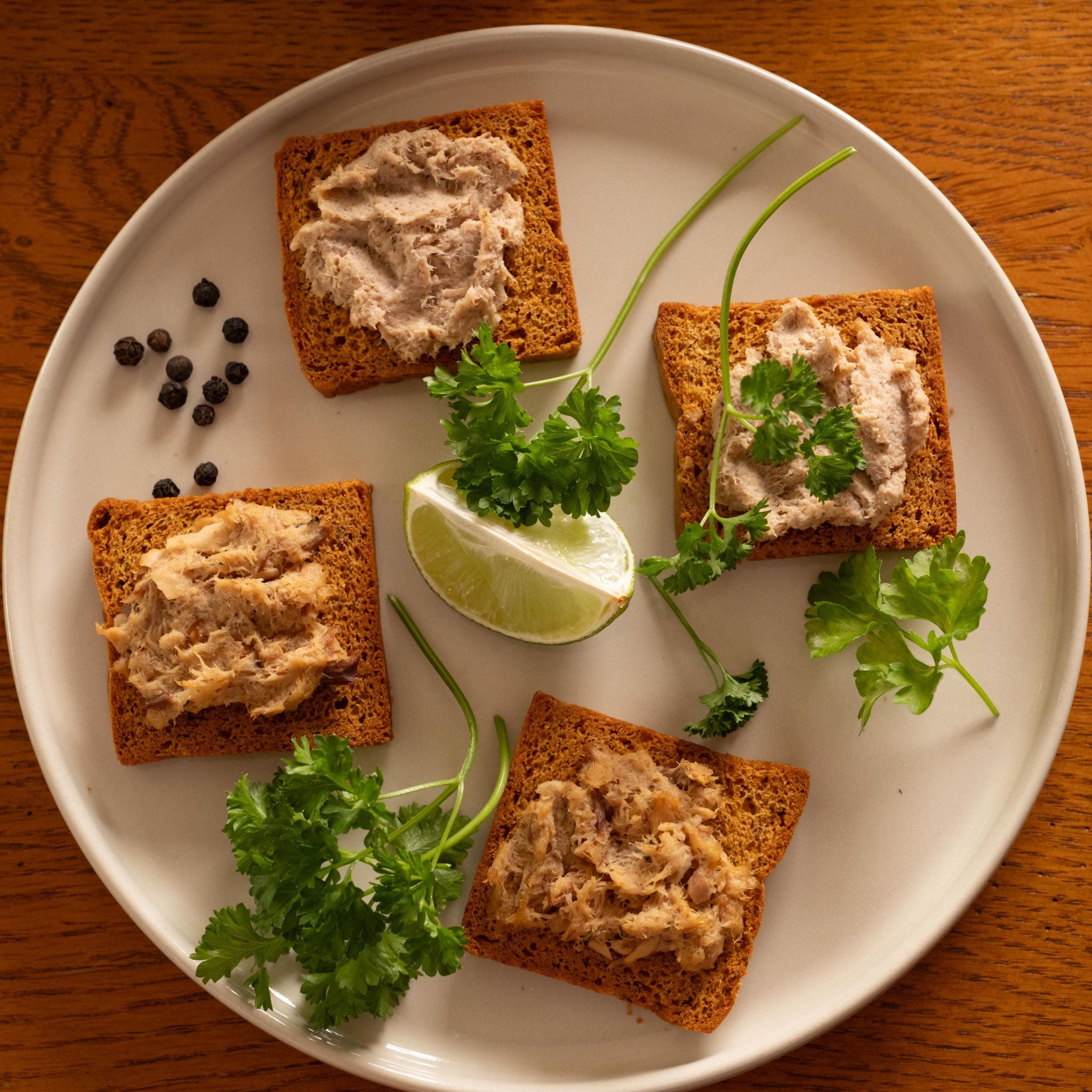 Fischrillettes auf Brot und Pain d'épices