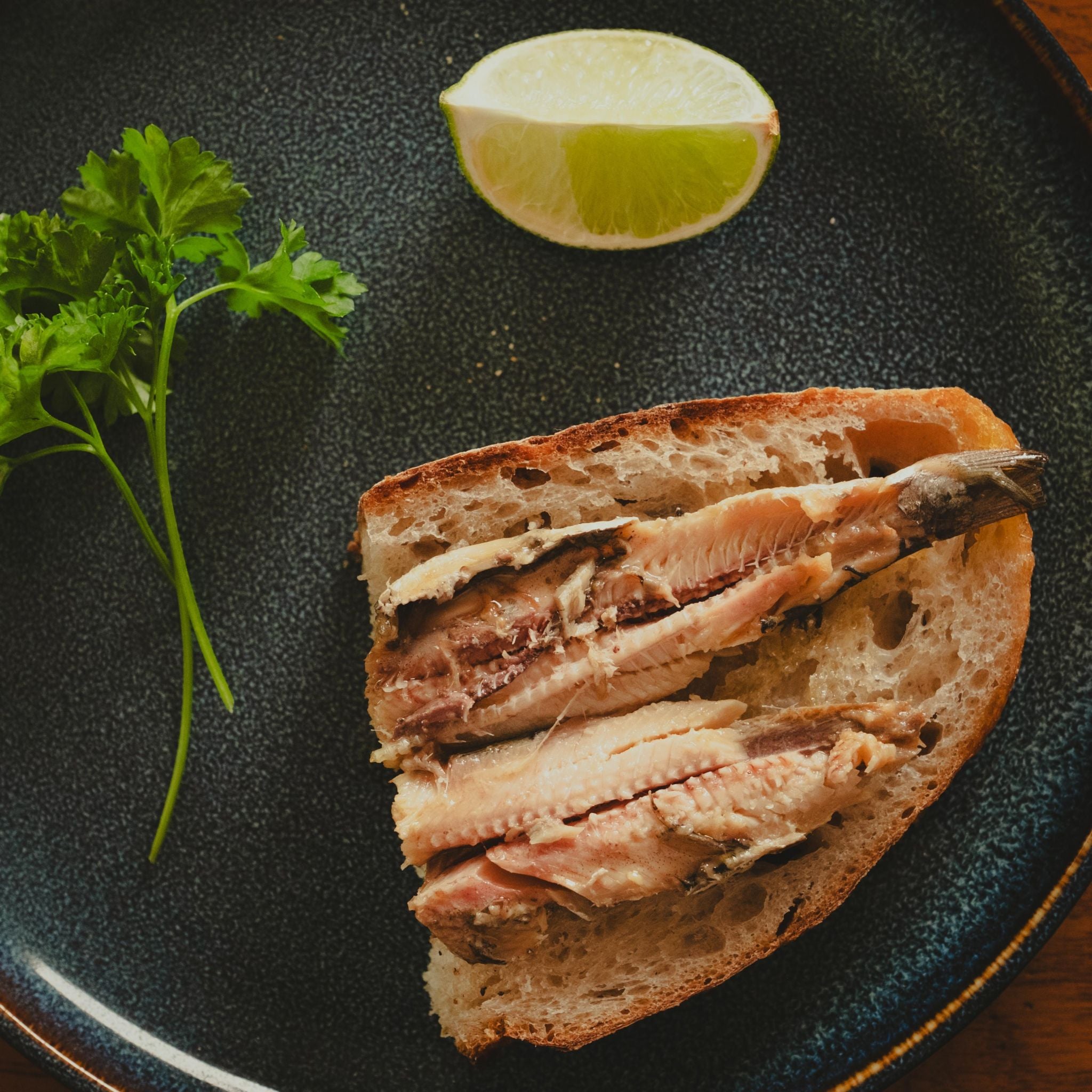Sardinen angerichtet auf Brot von La Compagnie Bretonne